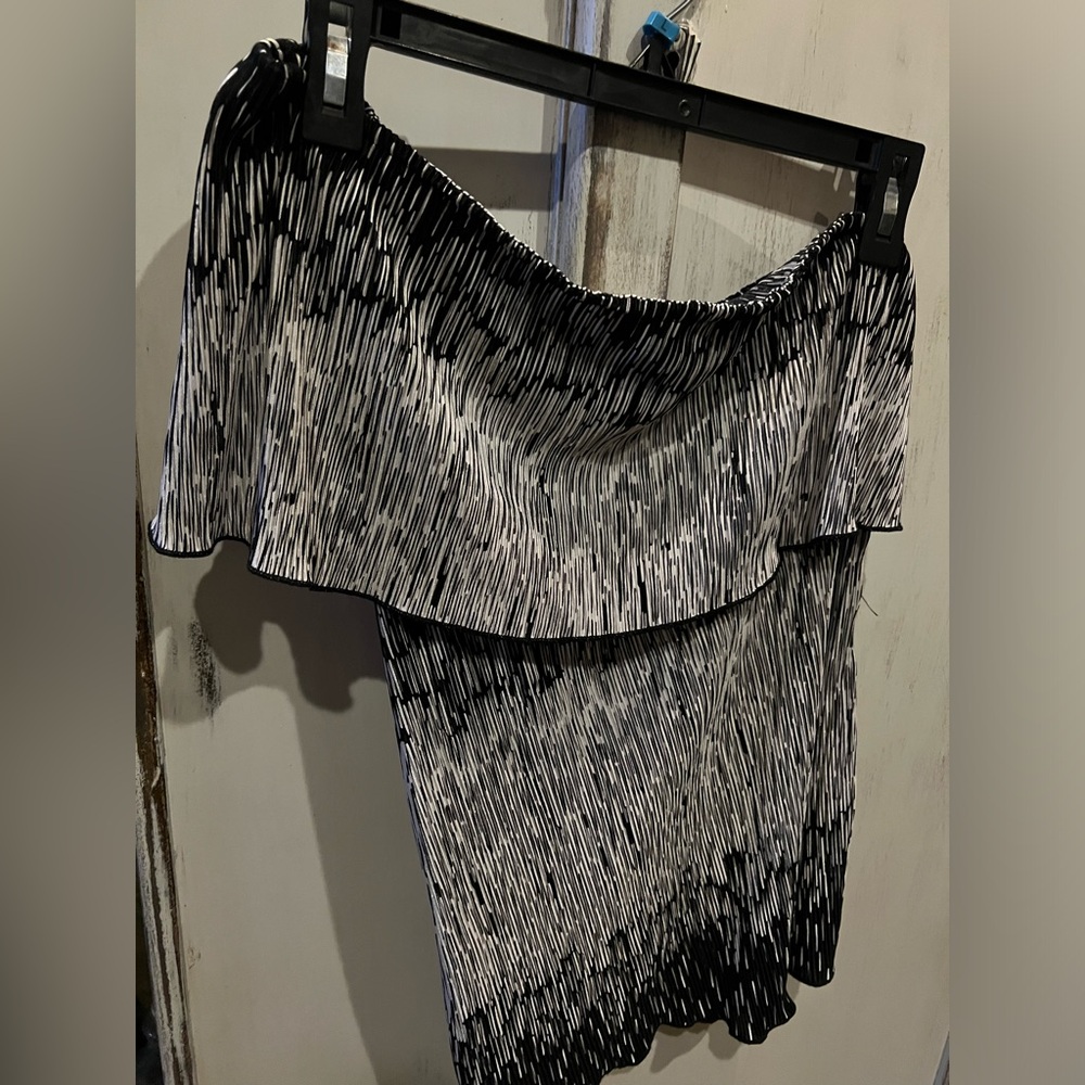 White and black lightweight top